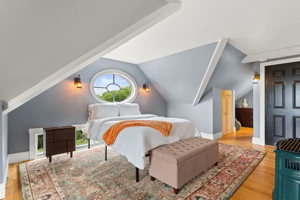 Bedroom master oval window