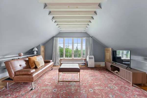 Loft living mountain view